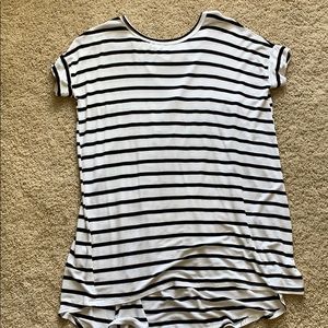 Black and white high low shirt ! EUC